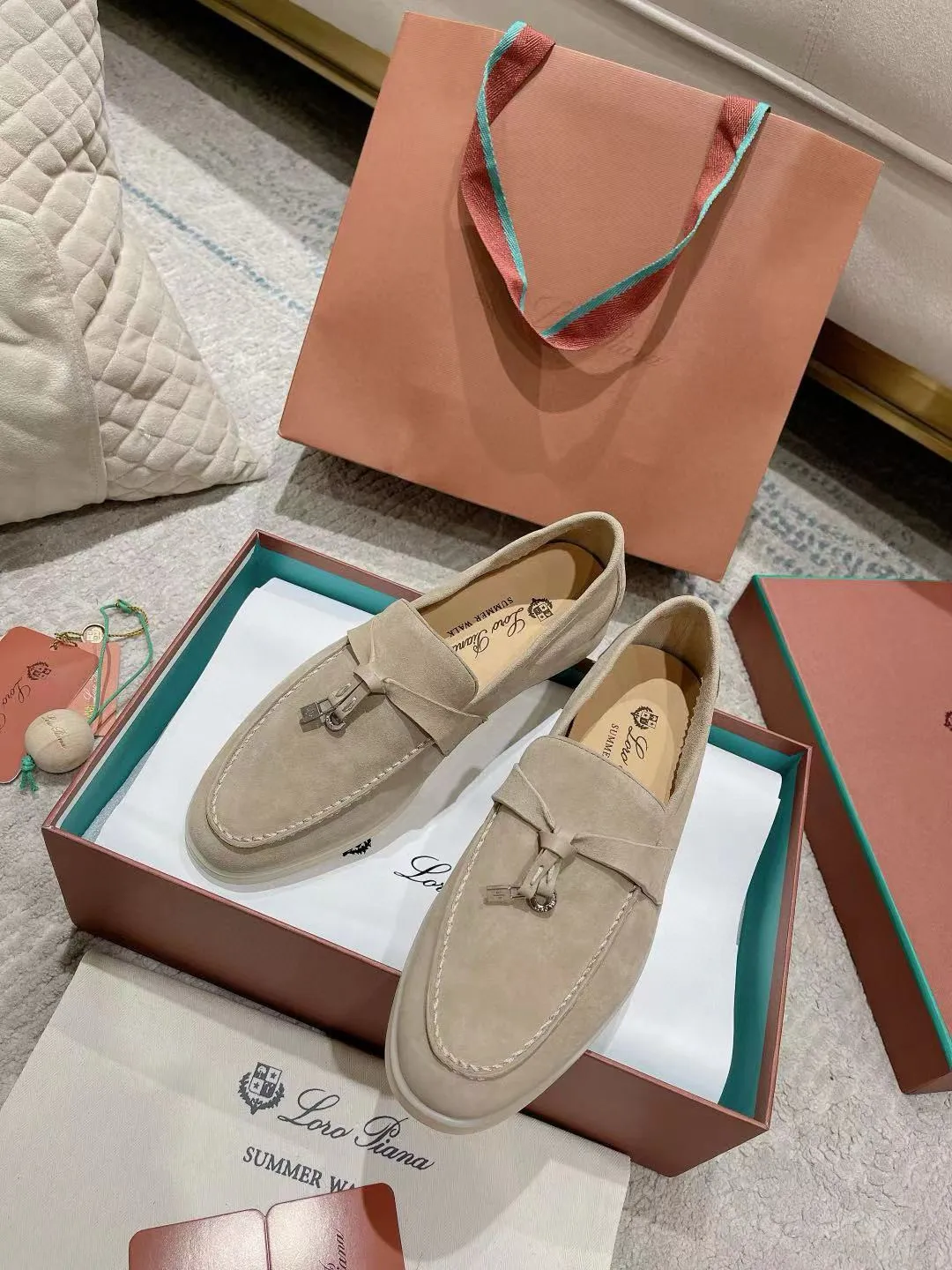 Factory price: 520💰4050 new color. Original purchase, 1⃣️: 1⃣️ folded and developed, Loro Piana professional model to try on feet, quality purchase level, flash sale of common products on the market, welcome to compare, original packaging. Fabric: Imported from Italy🐑High mercerized shearling, Lining: Hand-sewn mark thread in water-dyed cowhide imported from Italy🧵, high-end and elegant. Comfortable on the feet. Size: Women's 35-42 (41, 42) customized, non-returnable, men's 38-45 (46, 47, 48) customized, non-refundable. Fashionable boutiques that you can’t miss, a must-have item